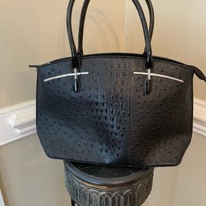 Handbag in faux ostrich.